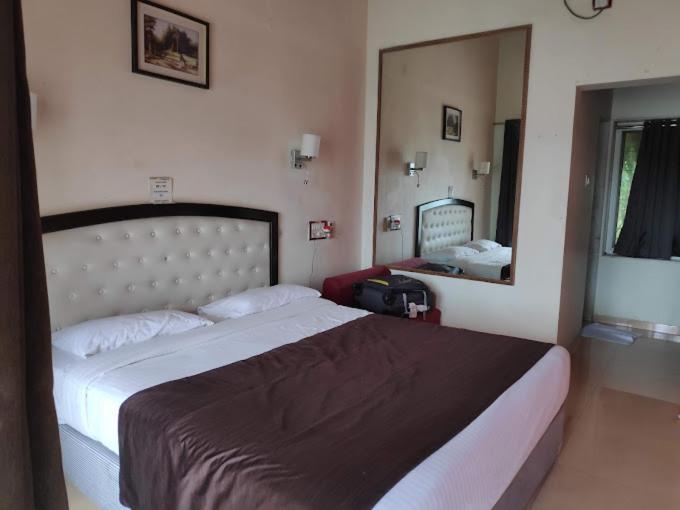 Whispering Woods Resort 罗纳瓦拉 外观 照片