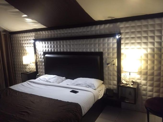 Whispering Woods Resort 罗纳瓦拉 外观 照片